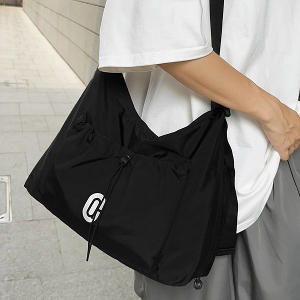 Large-capacity Japanese large-capacity commuter bag, simple and versatile, sporty travel couple style, messenger bag, crossbody bag details Picture