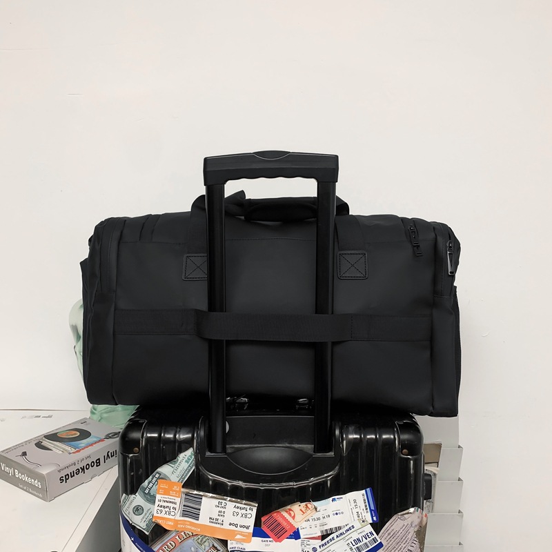 Dry-wet separation large-capacity luggage bag, men's and women's sports and fitness bag, basketball training equipment bag case, handle travel bag Application Scenario