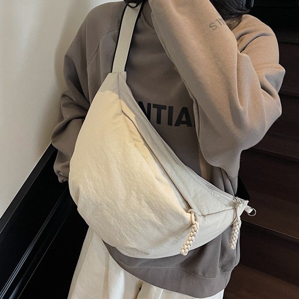 Solid color large-capacity crossbody bag for women, 2025 new style casual and lightweight Korean-style single-shoulder bag, laid-back commuting tote bag Application Scenario