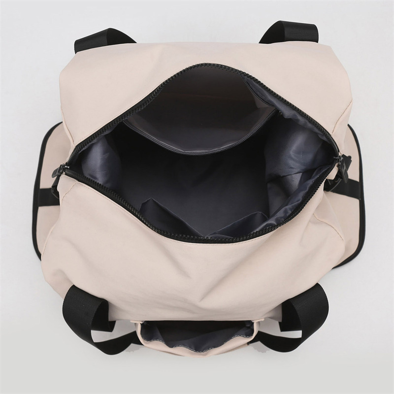 New large-capacity handbag, short-distance business trip expandable yoga bag, dry and wet separation cool fitness bag Application Scenario