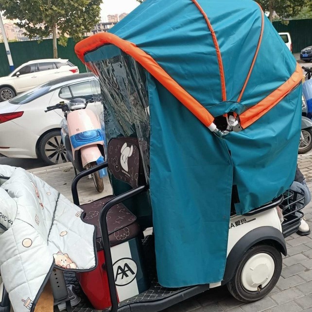 Electric tricycle carport, rain shelter, sunshade, rain shelter, pedal tricycle, folding canopy, human-powered canopy, elderly leisure full figure