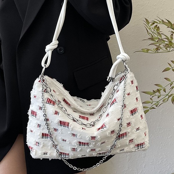 In the spring of 2025, this is a fashionable new fabric handbag. It's a trendy women's bag with frayed edges and chains, a versatile shoulder bag, and a simple style full figure