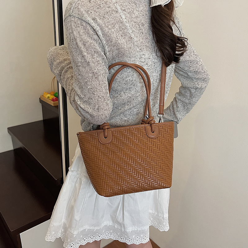 2025 New Korean-style simple handbag, fashionable and versatile bucket bag, stylish and stylish single-shoulder bag, trendy crossbody bag Application Scenario