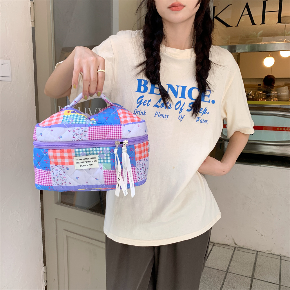 35271 Cute Flower Makeup Bag, Women's Portable large-Capacity Cosmetics Storage Bag, Travel hand-held Toiletry Bag Application Scenario