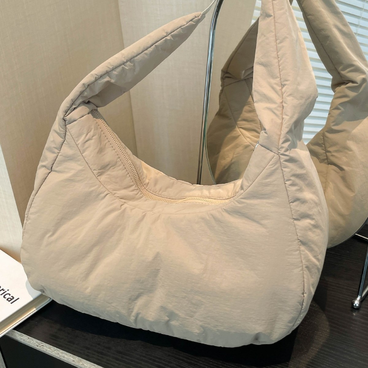 Large-capacity 2024 new sponge bag, soft and sticky single-shoulder tote bag, versatile and retro crossbody bag for women Specification drawing