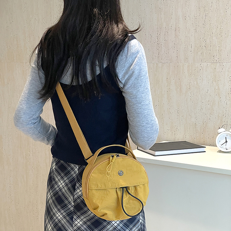 Nylon lightweight commuter crossbody small round bag 2024 Autumn new style single-shoulder bag, Japanese simple hand-held women's bag Specification drawing