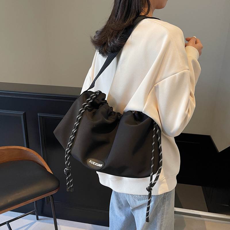 Korean version drawstring design bucket bag for women 2024 new model, lightweight and large-capacity single-shoulder bag, simple commuting crossbody bag full figure