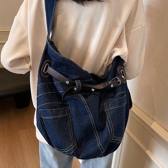 New casual and fashionable single-shoulder bag design, denim belt style, laid-back tote bag, large capacity student bag details Picture