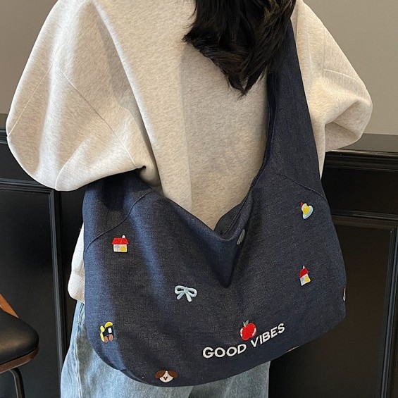 Korean-style embroidered denim crossbody bag for women 2025 new niche large-capacity commuting canvas single-shoulder tote bag Application Scenario