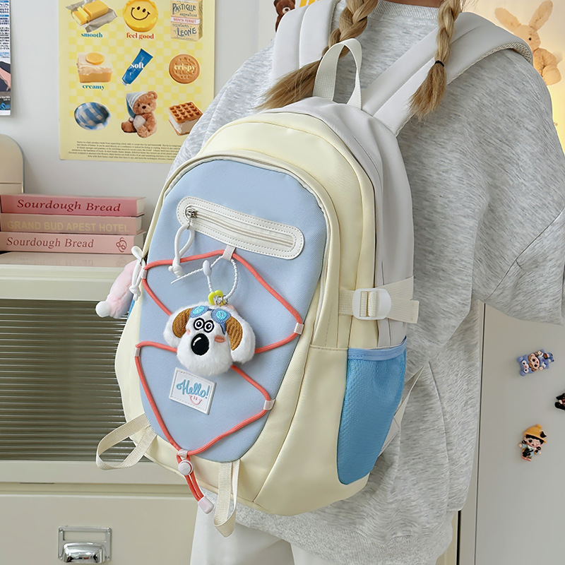 This backpack is lightweight, niche, and features a simple letter design. It is a schoolbag for junior high school, senior high school, and college students, and an outdoor, fresh and clean backpack Application Scenario