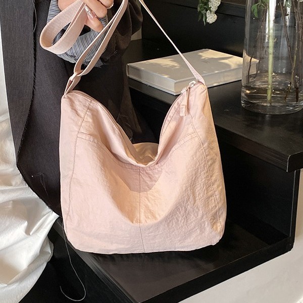 A lightweight nylon tote bag designed for women in 2025, a versatile high-capacity single-shoulder crossbody bag for commuting in South Korea details Picture