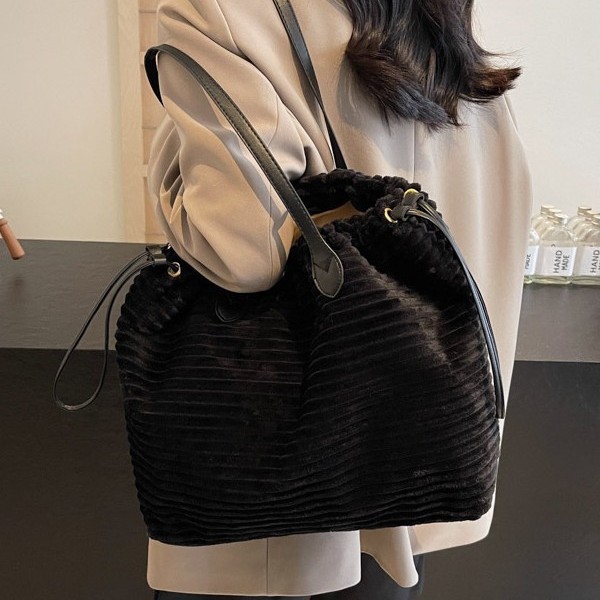 New large-capacity handbag, commuter tote bag, simple and laid-back style drawstring bag, versatile autumn and winter new single-shoulder bag details Picture