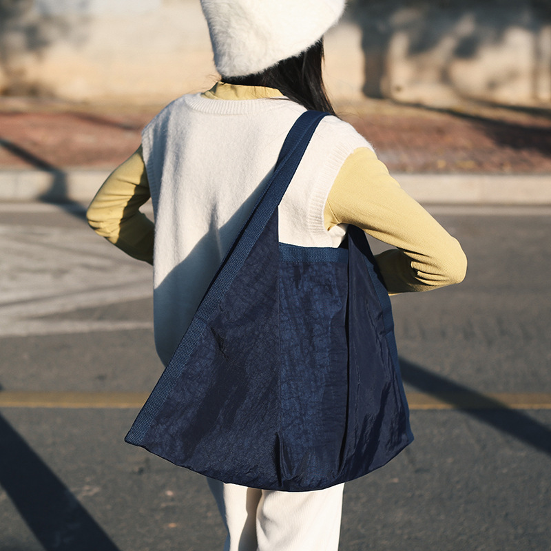 This is a niche design tote bag with a retro and artistic style for women. It has a large capacity for commuting to school at 8 a.m. and a casual and laid-back single-shoulder bag full figure