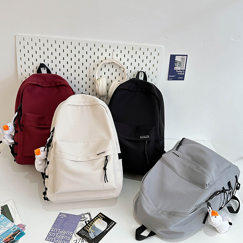 A versatile and trendy schoolbag for college students and a simple backpack for female high school students to commute to school full figure