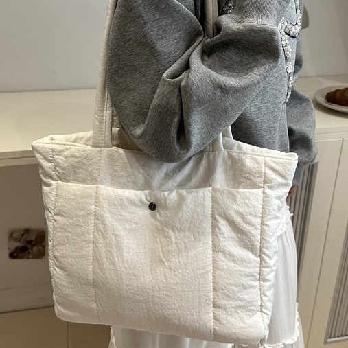 A simple and large-capacity tote bag for women, a new solid-color simple hand-held, niche and casual single-shoulder armpit bag details Picture
