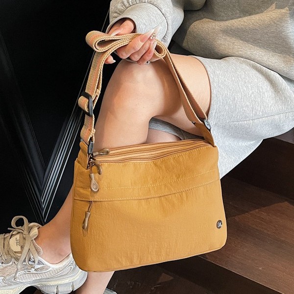 The 2025 new women's crossbody bag is a lightweight fabric small bag with a light and casual single-shoulder design. It is simple and versatile on one shoulder Specification drawing