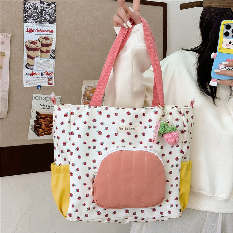 Strawberry-printed single-shoulder bag, cute girl student, light and sweet tote bag, class crossbody bag, large-capacity schoolbag Application Scenario