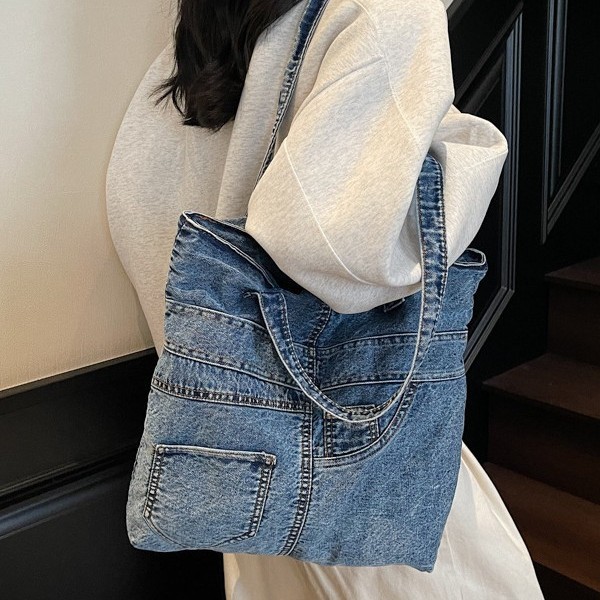Korean version 2025 casual washed denim ins crossbody bag, trendy postman bag, versatile and fashionable single-shoulder bag, student bag Application Scenario