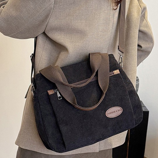 Large-capacity canvas bag for women, 2024 new crossbody bag, fashionable and versatile commuting tote bag, after-school single-shoulder tote bag Application Scenario