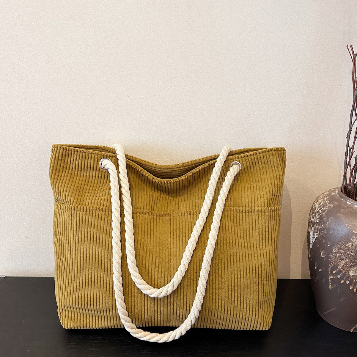 The new corduroy single-shoulder bag for women in winter 2024 is a solid color, simple and casual handbag with a light luxury and large capacity full figure