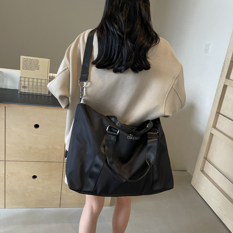 2025 New sports and fitness bag, casual large-capacity short-distance luggage bag, Korean-style trendy and versatile crossbody carry-on bag Application Scenario