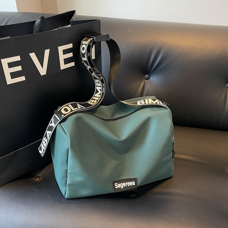 Casual large-capacity single-shoulder bag for women, new cross-border ins trendy pillow bag, lightweight outdoor sports crossbody bag full figure