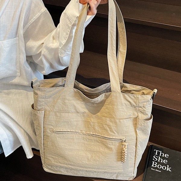 Vintage large-capacity women's single-shoulder bag, new street fashion style, eye-catching commuting tote bag, college student casual bag full figure