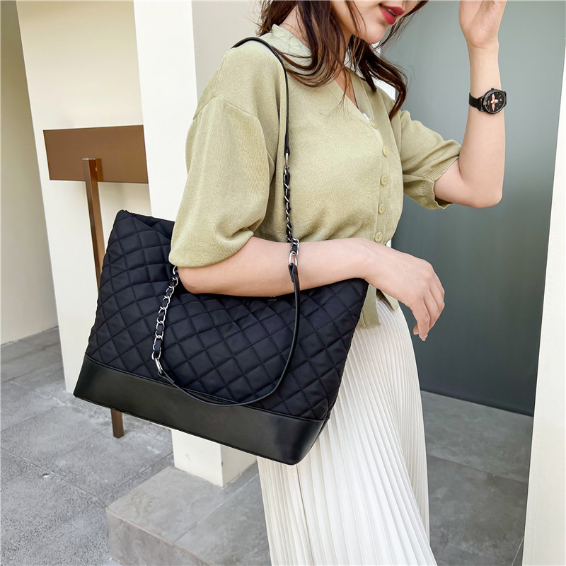 Large bag 2024 new style single-shoulder bag, large-capacity women's fashionable diamond-shaped chain tote bag, simple crossbody bag Application Scenario