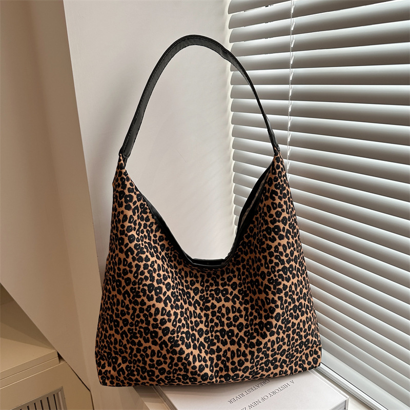 New 2024 simple and fashionable autumn and winter personalized design leopard print stylish large-capacity single-shoulder underarm tote bag for women full figure