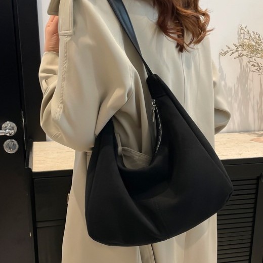 The 2024 new collection of popular women's autumn and winter bags, a large-capacity commuting single-shoulder bag and a matte crossbody bag for women Application Scenario
