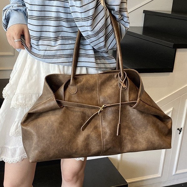 A new stylish and versatile single-shoulder underarm bag for women in 2025, featuring a large capacity for casual commuting. It is a spring and summer hand-held tote bag details Picture