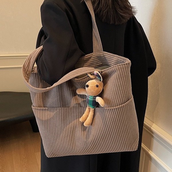 The new corduroy single-shoulder bag for autumn and winter is fashionable and versatile. The large-capacity corduroy gentle style underarm bag is a retro bag details Picture