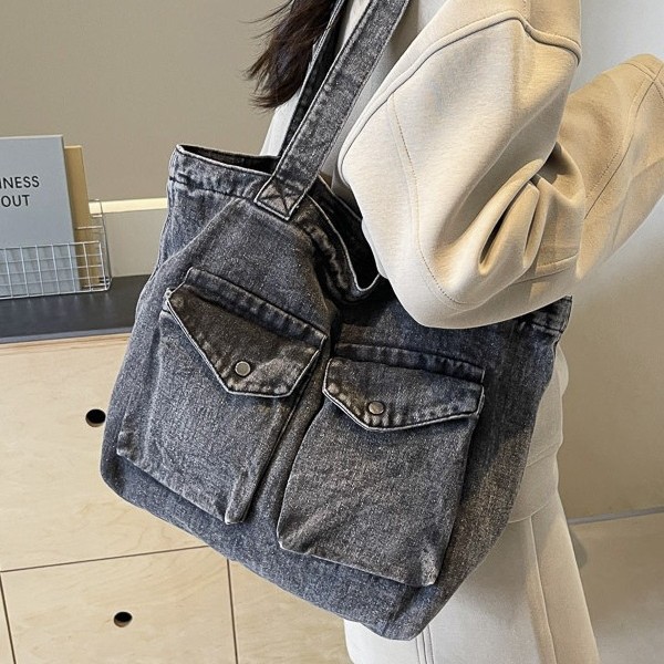 Washed denim canvas bag, women's commuter tote bag, simple and eye-catching casual shoulder bag, large-capacity student class bag Application Scenario