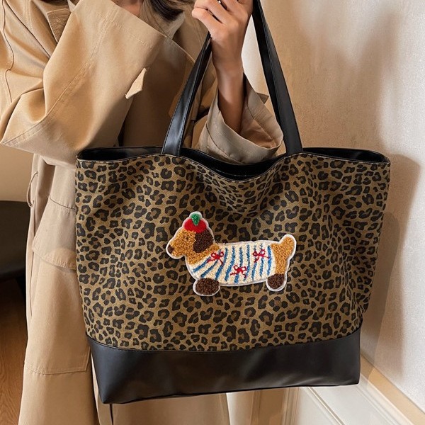 European and American retro style leopard print vertical tote bag, fashionable and cute sausage dog, British style student underarm single-shoulder bag Application Scenario