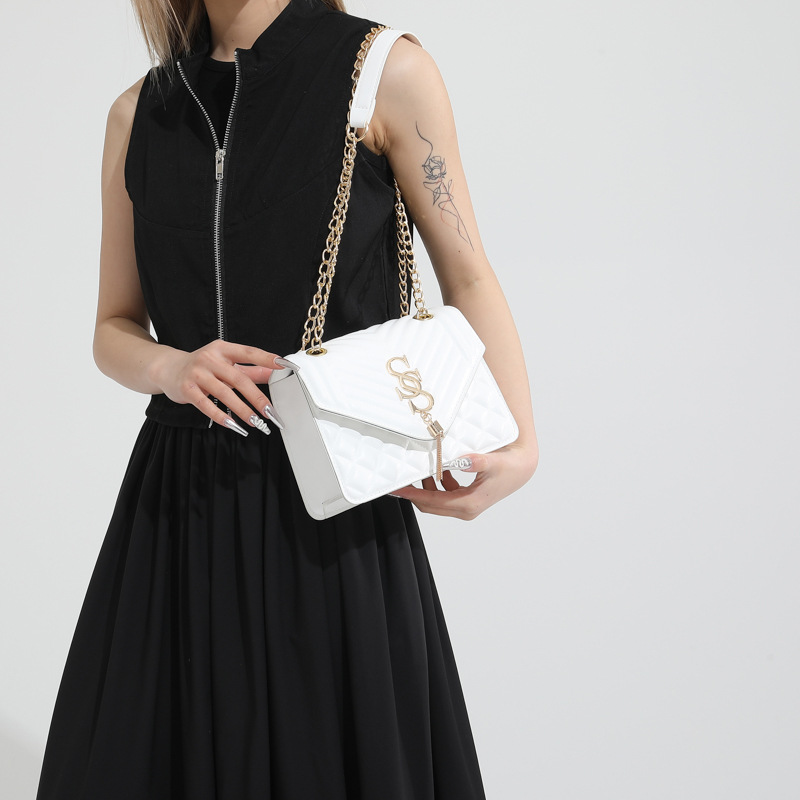 The diamond-shaped chain bag for women in 2024, a new large-capacity small square bag, is versatile for commuting and a trendy single-shoulder crossbody bag details Picture