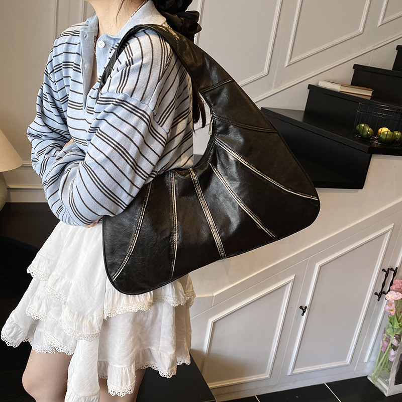 Cross-border 2025 New retro and fashionable large-capacity underarm bag for women, simple and elegant, casual and personalized single-shoulder bag Application Scenario