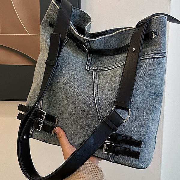 Cross-border large-capacity denim bucket bag for women, new retro commuter single-shoulder crossbody bag, casual hand-carry large bag Application Scenario