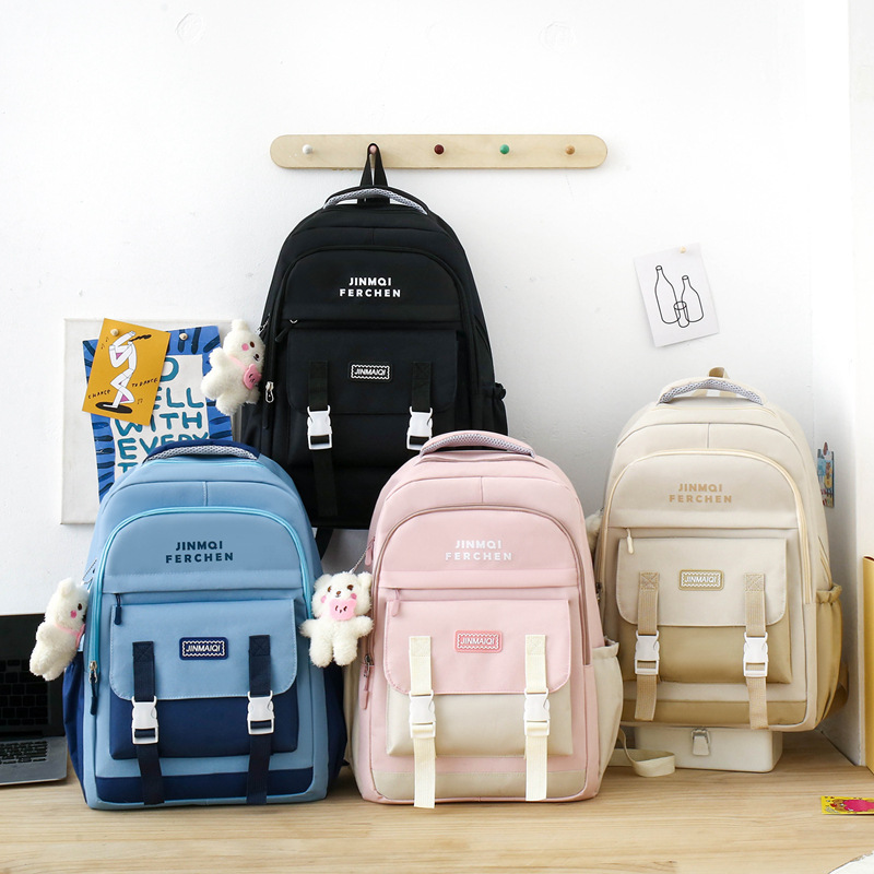 A versatile Korean-style, niche backpack for junior and senior high school students with a simple workwear style and contrasting colors. A casual backpack for men Application Scenario