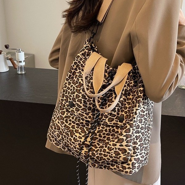 Cross-border leopard print canvas bag 2024 Autumn/Winter new Tote bag, high-end and large-capacity casual women's crossbody bag details Picture