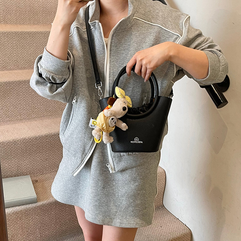 New Spring/Summer 2025 fashionable and high-end quality hand-held bucket bag, women's stylish solid color single-shoulder bag, versatile crossbody bag Specification drawing