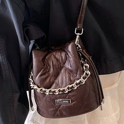 This is a high-end, niche diamond-shaped chain bucket bag for women, new style in 2025. It's a trendy and fashionable single-shoulder crossbody small bag this year details Picture