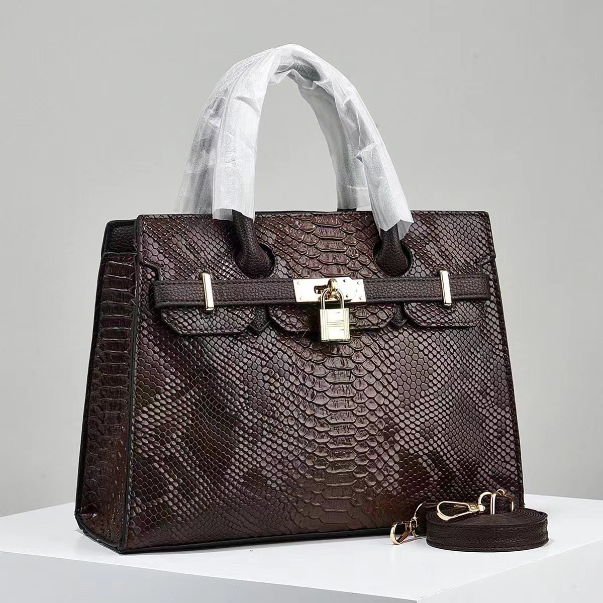Fashionable new style from the manufacturer, direct sales with a new texture, trendy handbags, mom and women's bags, single-shoulder crossbody bags Application Scenario
