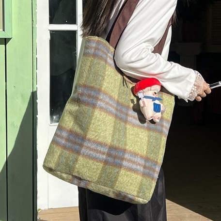 A cute Japanese woolen large-capacity single-shoulder tote bag with a checkered pattern for the 2024 autumn and winter collection, featuring a laid-back and versatile style full figure