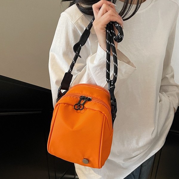 Wholesale of new, simple, large-capacity, eye-catching, lightweight and wear-resistant crossbody bags, versatile for commuting, solid-color cloth bags, single-shoulder bags Application Scenario