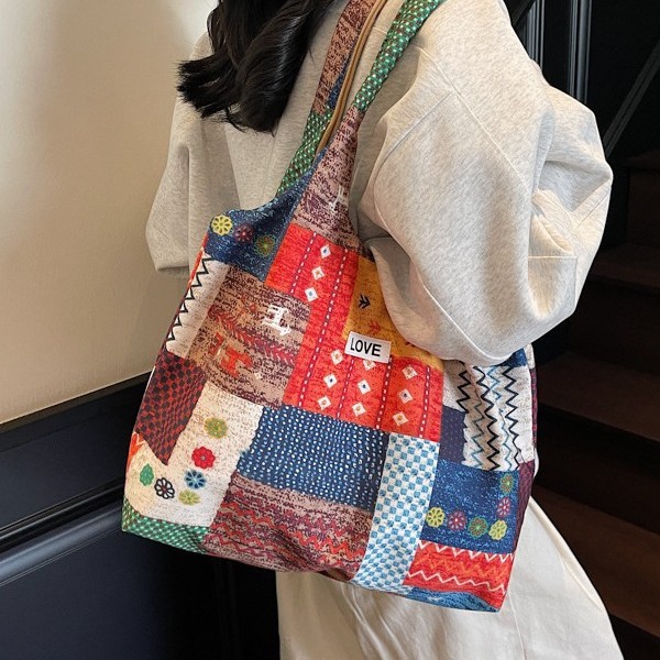 A new large-capacity Korean-style casual single-shoulder bag with contrasting colors, a niche underarm handbag and a simple single-shoulder tote bag full figure