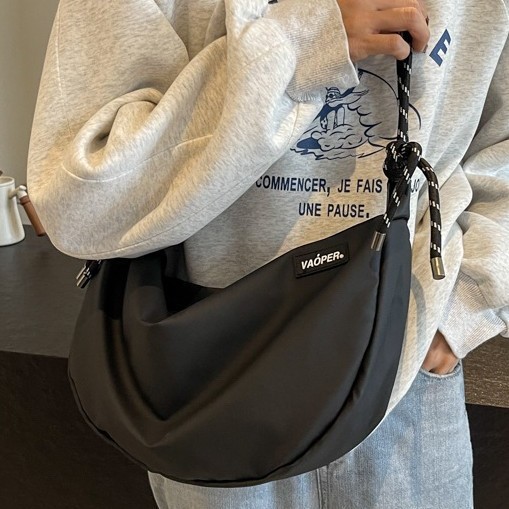 Casual and versatile Oxford fabric crossbody small bag for women, new Spring 2025, lightweight and sporty single-shoulder bag, fashionable dumpling bag Application Scenario