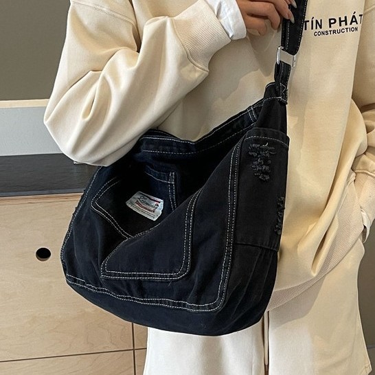 Korean style fashionable casual denim bag for women 2025 new simple commuting single-shoulder bag with large capacity tote bag Application Scenario