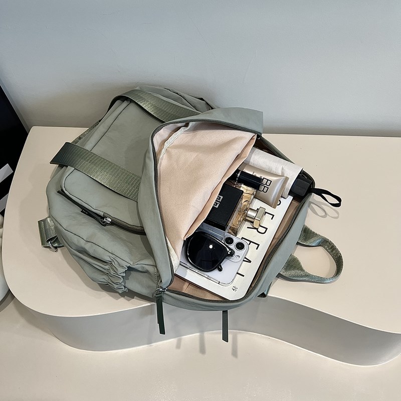 A new trendy and casual water-splashing single-shoulder commuter bag with large capacity, fashionable women's travel lightweight bag and anti-wear backpack Application Scenario