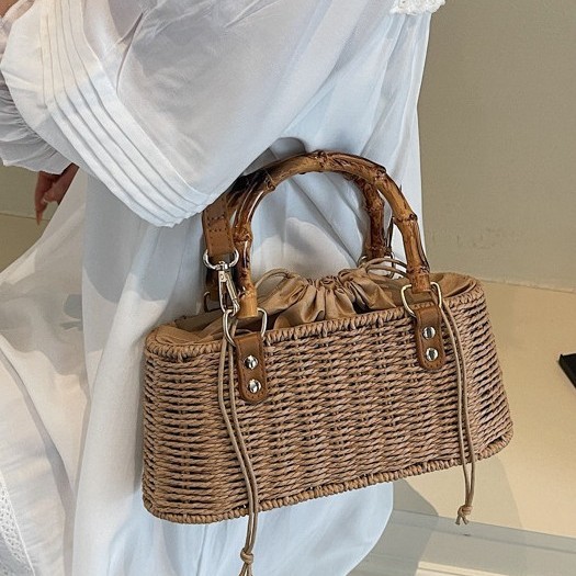 Drawstring casual hand-woven straw bag 2025 new summer, high-end and niche design, crossbody and hand-held shell bag Application Scenario