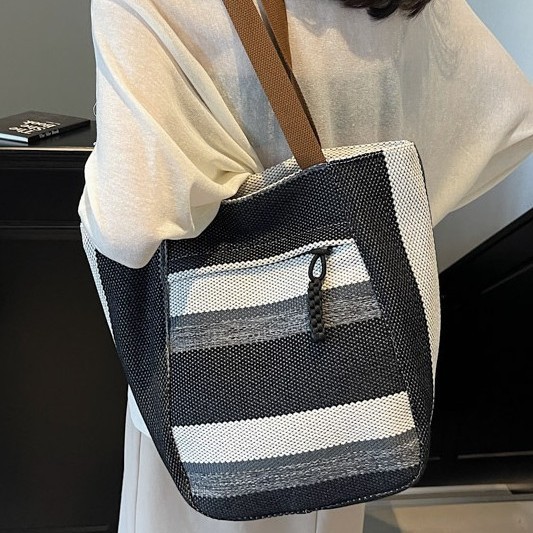 New ladies' handbags: large-capacity checkered canvas bag, high-end commuting tote bag, laid-back style single-shoulder bag details Picture
